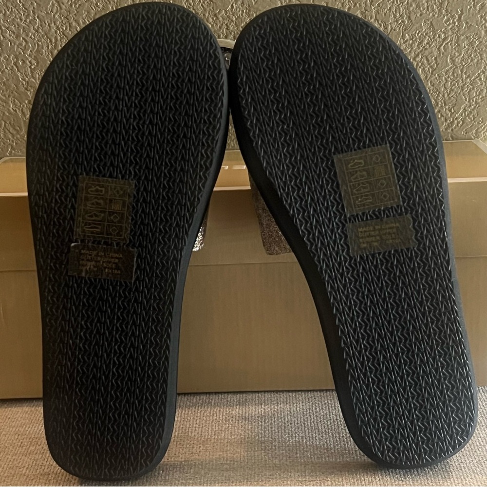 MICHEAL KORS GLITTER LOGO SANDAL - Picture 3 of 4